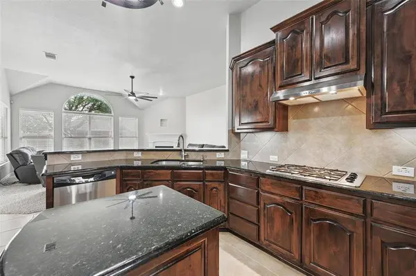 8005 Summerleaf Drive, Arlington, TX 76001