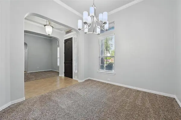 8005 Summerleaf Drive, Arlington, TX 76001
