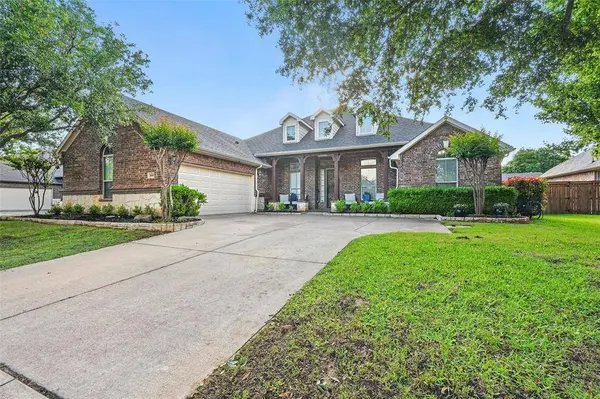 8005 Summerleaf Drive, Arlington, TX 76001