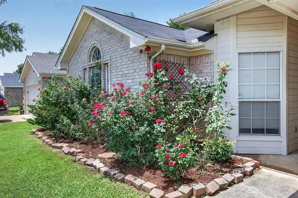 1704 N Bent Tree Trail, Grand Prairie, TX 75052