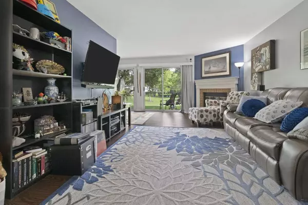 78 Holmes WAY #W1, Schaumburg, IL 60193