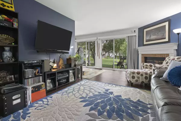 78 Holmes WAY #W1, Schaumburg, IL 60193