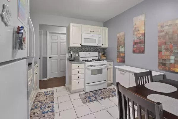 78 Holmes WAY #W1, Schaumburg, IL 60193