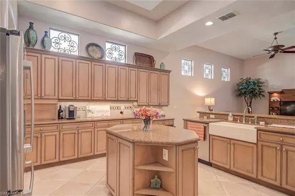 3126 Terramar CT, Naples, FL 34119