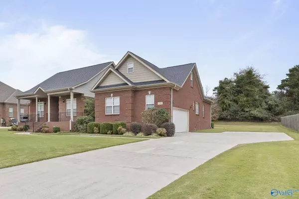 230 Twin Lakes Drive, New Market, AL 35761