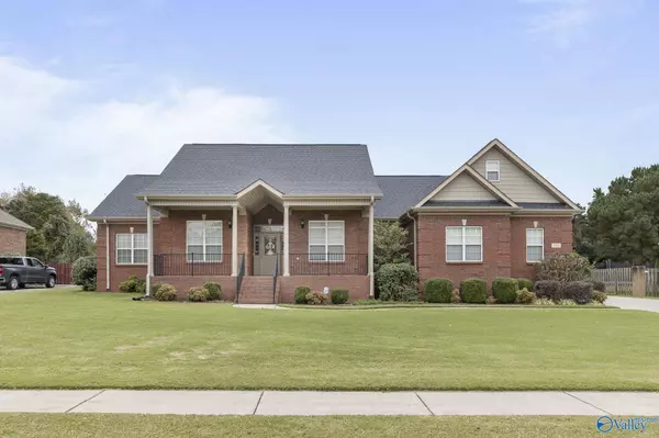 230 Twin Lakes Drive, New Market, AL 35761