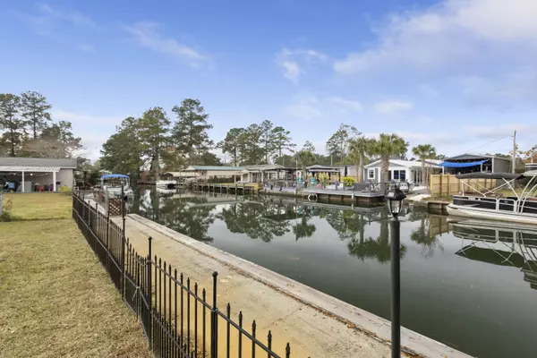 402 Chippendale Ln, Bonneau, SC 29431-8557