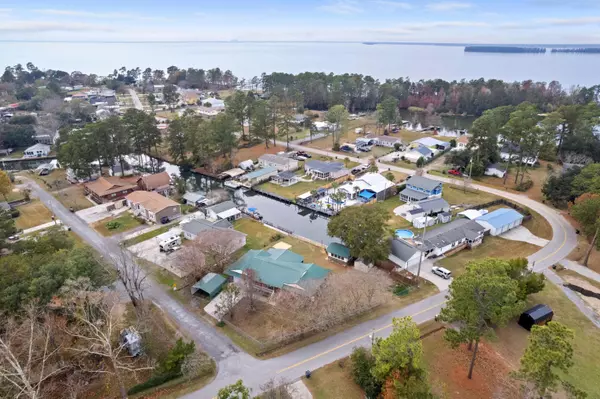 402 Chippendale Ln, Bonneau, SC 29431