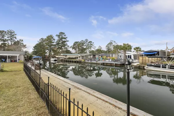 402 Chippendale Ln, Bonneau, SC 29431-8557