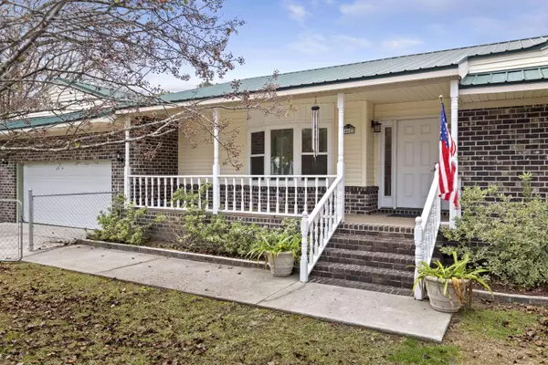 402 Chippendale Ln, Bonneau, SC 29431