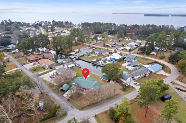 402 Chippendale Ln, Bonneau, SC 29431