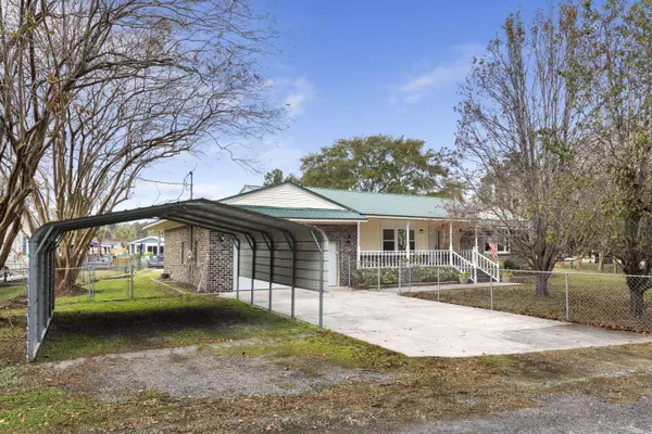 402 Chippendale Ln, Bonneau, SC 29431