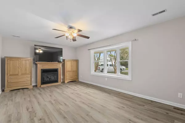 402 Chippendale Ln, Bonneau, SC 29431