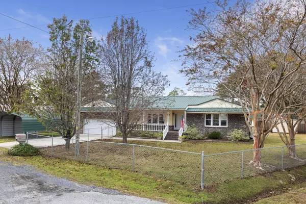 402 Chippendale Ln, Bonneau, SC 29431