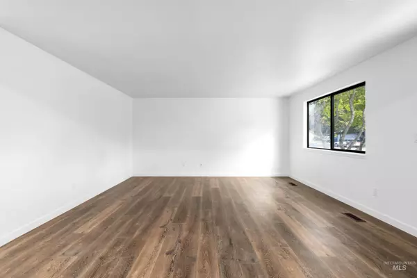 323 S Harlan Pl, Eagle, ID 83616