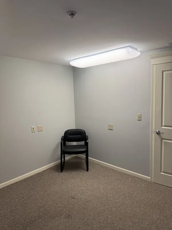 1003 W Main St #B, St Charles, IL 60174-1754