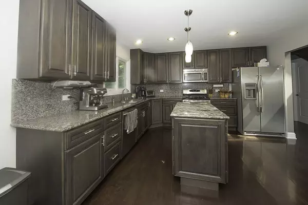 422 Beverly AVE, Addison, IL 60101