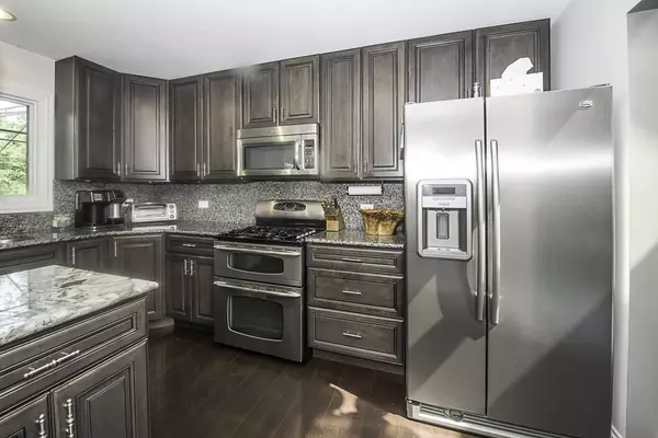 422 Beverly AVE, Addison, IL 60101