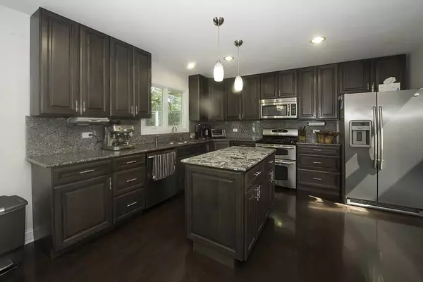 422 Beverly AVE, Addison, IL 60101