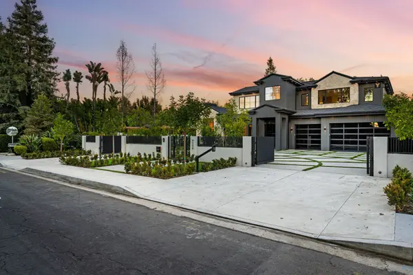 modern-luxury-home-with-manicured-front-yard-at-su-2026-01-07-23-12-42-utc