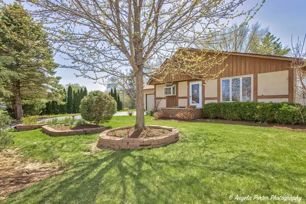 1811 Hazelwood DR, Lindenhurst, IL 60046
