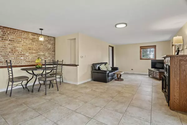 816 E Mayfair Road, Arlington Heights, IL 60005