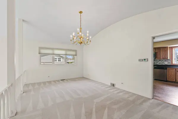 2410 E Northwood Court, Arlington Heights, IL 60004