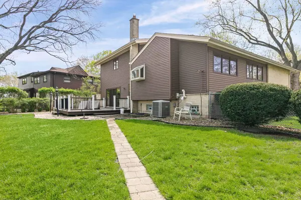 2410 E Northwood Court, Arlington Heights, IL 60004