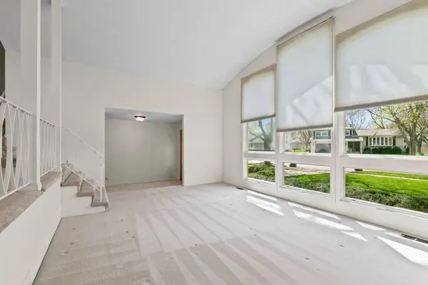 2410 E Northwood Court, Arlington Heights, IL 60004