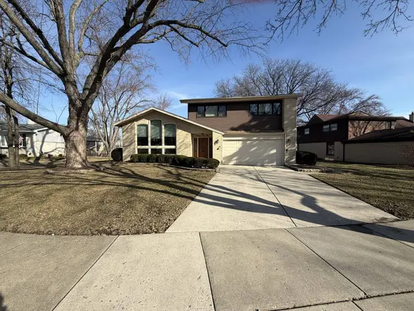 2410 E Northwood Court, Arlington Heights, IL 60004