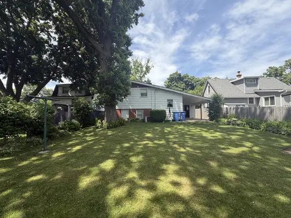 1026 Half Day RD, Highland Park, IL 60035