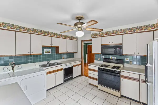 2205 Bluebird LN, Rolling Meadows, IL 60008