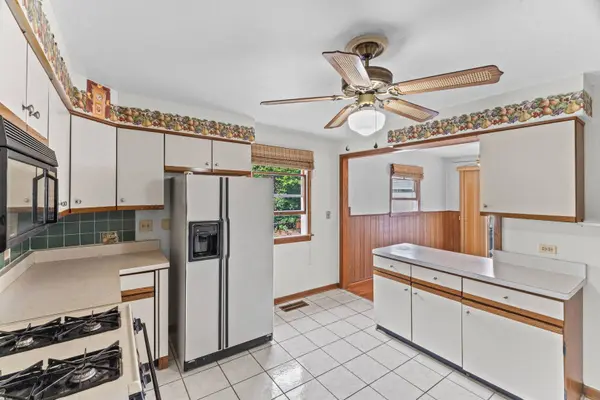 2205 Bluebird LN, Rolling Meadows, IL 60008