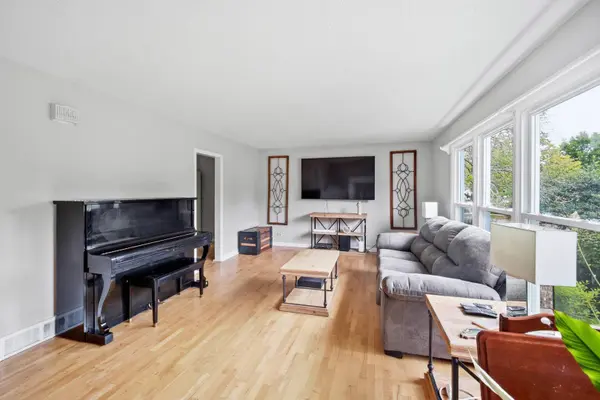 219 W Appletree LN, Arlington Heights, IL 60004