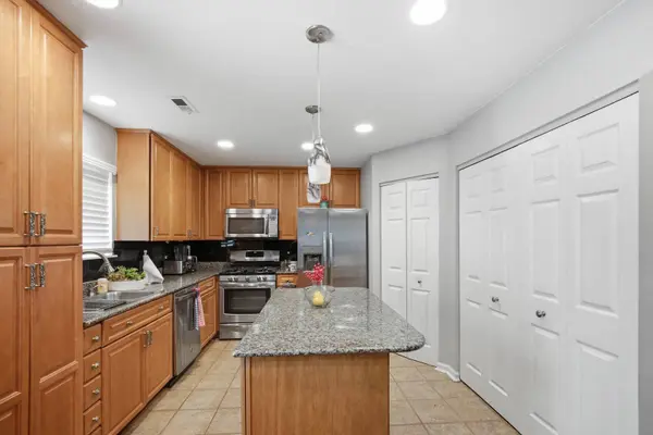 494 Buckingham DR, Grayslake, IL 60030