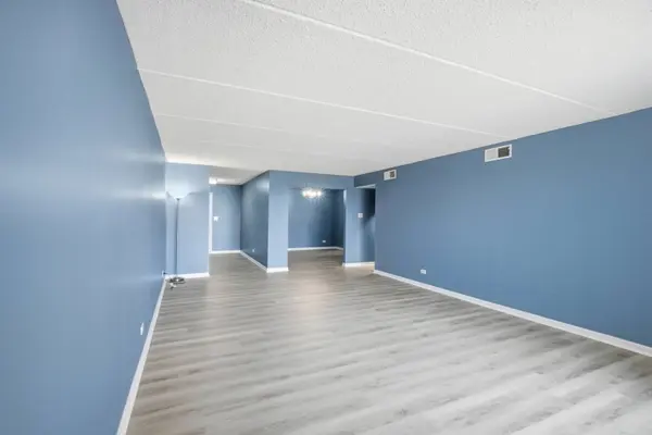 9357 Landings LN #401, Des Plaines, IL 60016