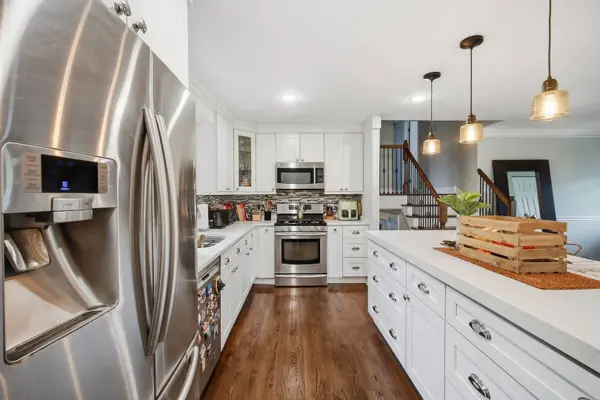 1006 W Frontenac DR, Arlington Heights, IL 60004