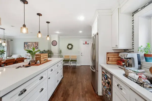 1006 W Frontenac DR, Arlington Heights, IL 60004