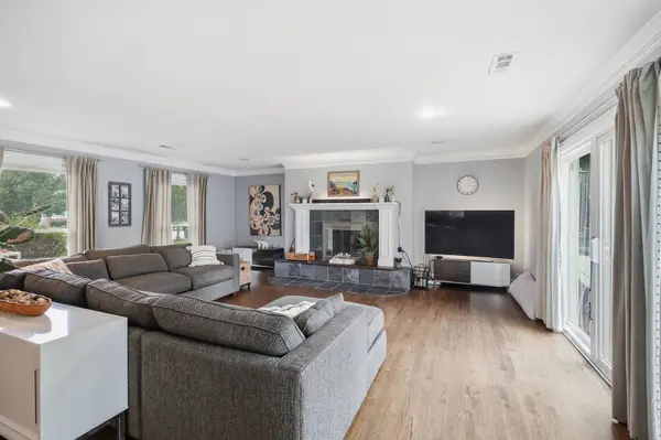 1006 W Frontenac DR, Arlington Heights, IL 60004