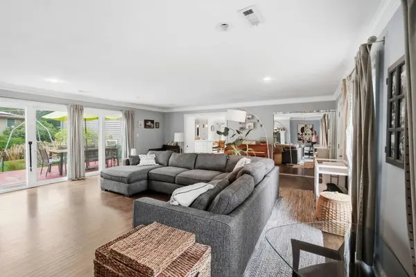 1006 W Frontenac DR, Arlington Heights, IL 60004