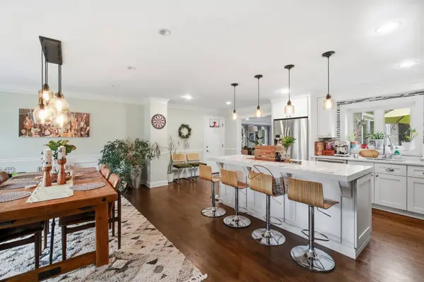 1006 W Frontenac DR, Arlington Heights, IL 60004