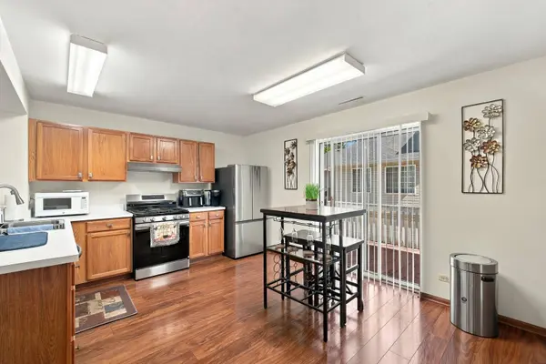 280 W Treehouse LN, Round Lake, IL 60073