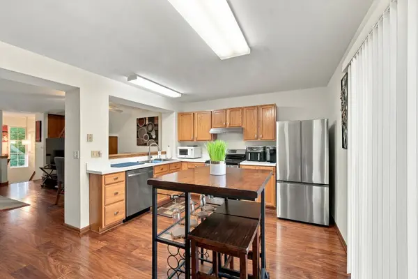 280 W Treehouse LN, Round Lake, IL 60073