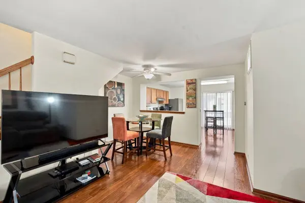 280 W Treehouse LN, Round Lake, IL 60073