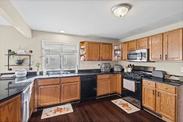 2104 Bluebird LN, Rolling Meadows, IL 60008
