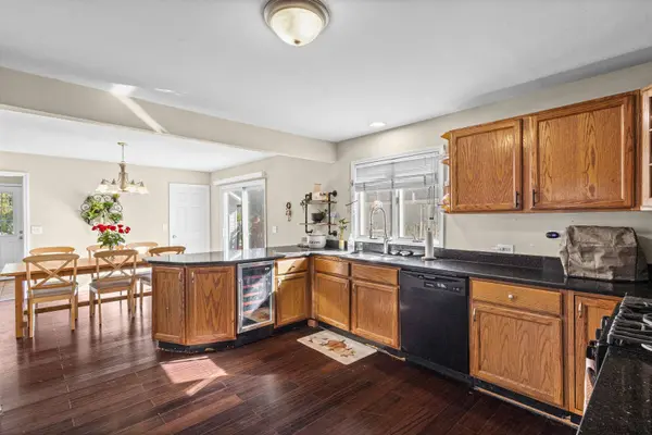 2104 Bluebird LN, Rolling Meadows, IL 60008