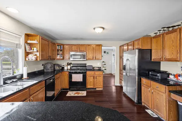 2104 Bluebird LN, Rolling Meadows, IL 60008