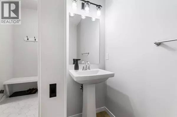 186 West Grove Point SW, Calgary, AB T3H1Y7