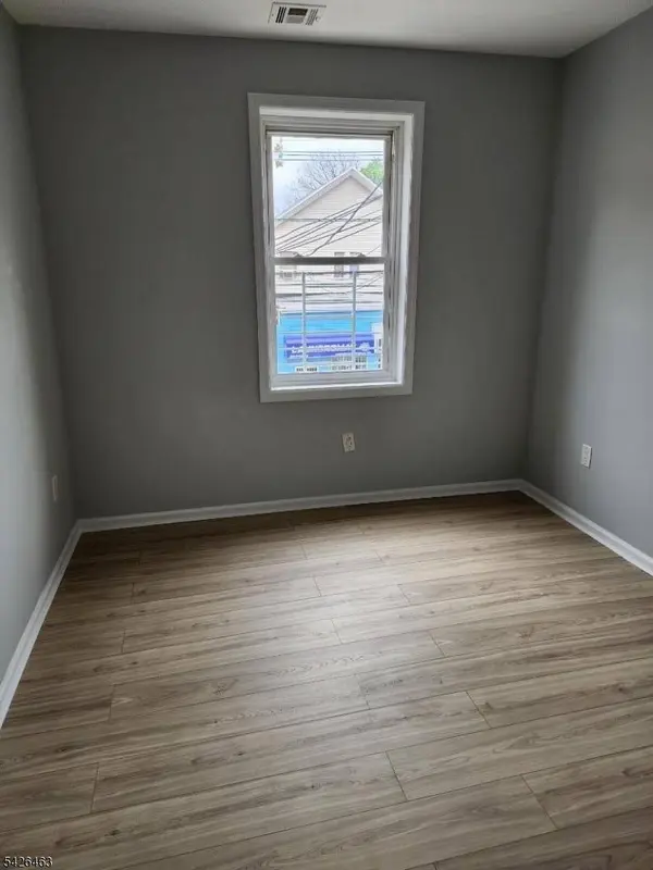 62 3Rd St, Elizabeth City, NJ 07206