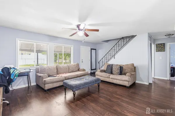 2 Budhollow LN, Willingboro, NJ 08046